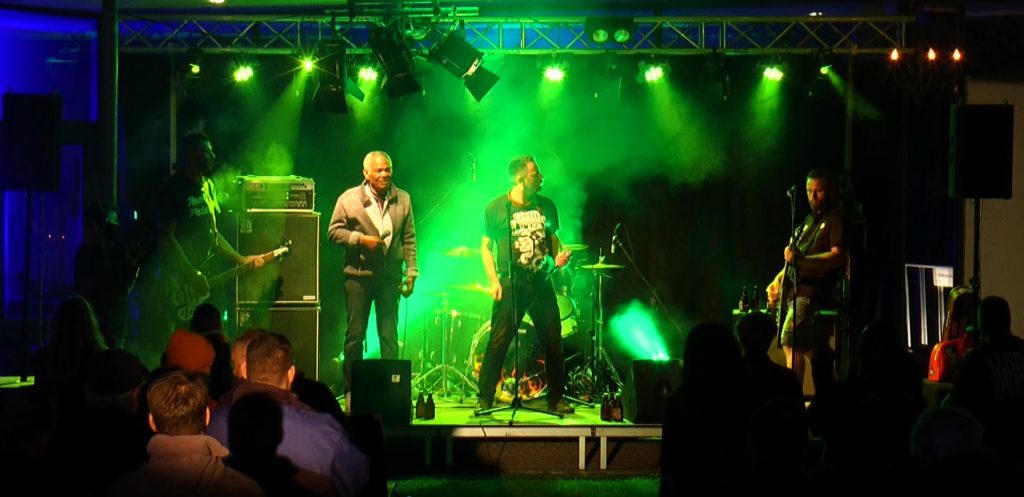 SITZPLATZ-POGO MIT BRAIN LICKERS UND GEORGE GAMBIER
