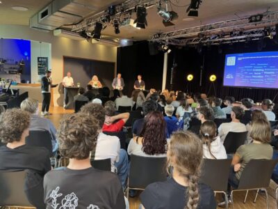 DISKUSSION VON KANIDIERENDEN UND JUGENDLICHEN